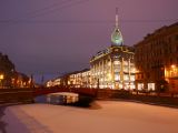 74 Saint Pétersbourg pont rouge sur la Moika de nuit