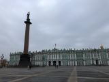 77 Saint Pétersbourg Ermitage place du Palais et la colonne Alexandre. Elle doit son nom à Alexandre 1er et commémore la victoire de 1812 sur Napoléon 