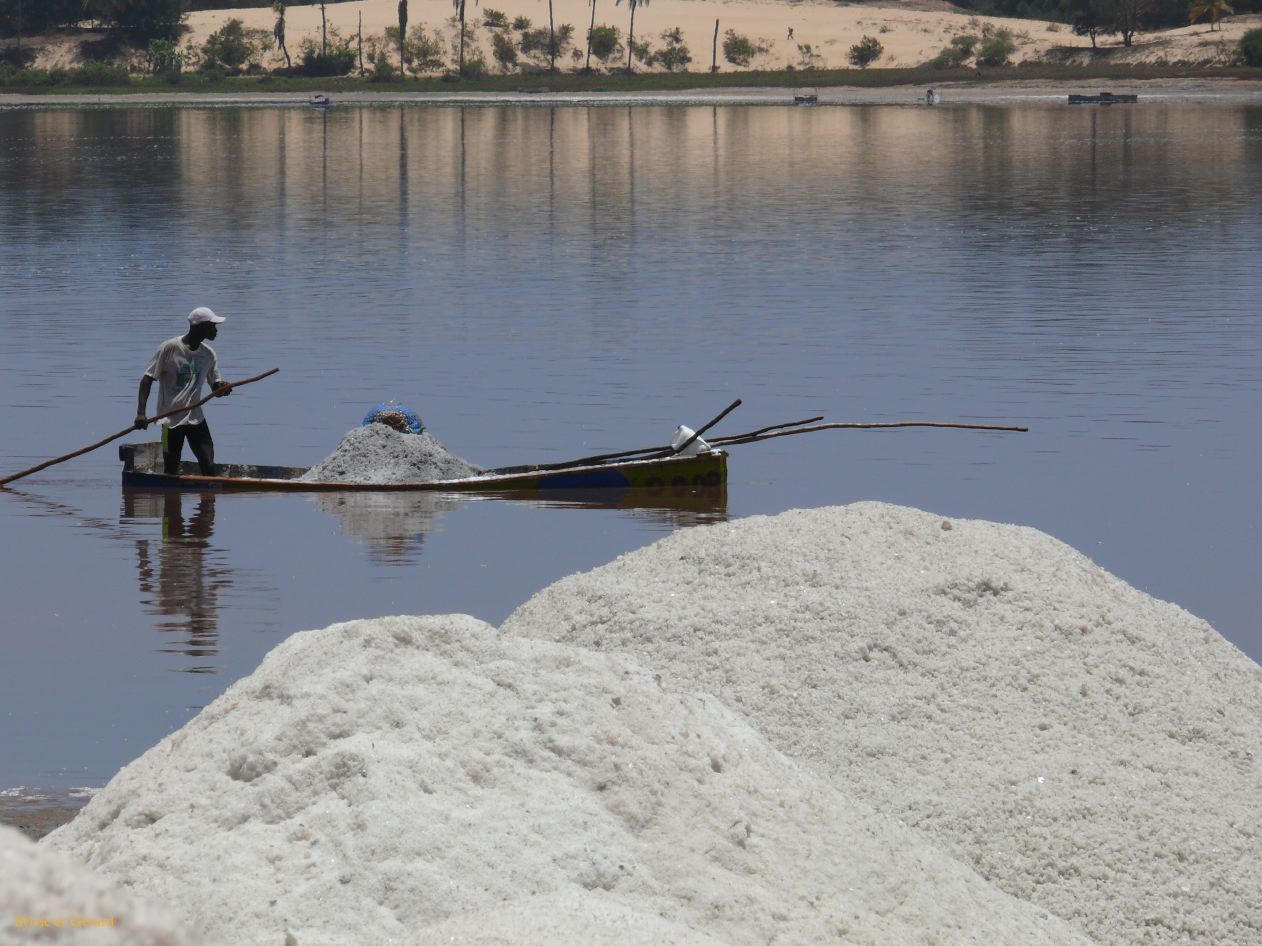 D 07 Lac rose la pirogue est ramenée sur le bord