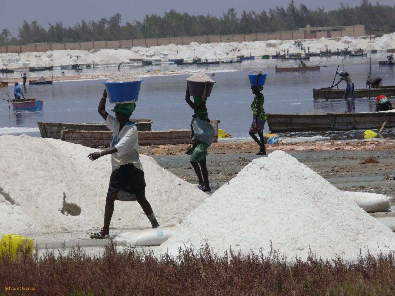 D 08 Lac rose les femmes déchargent les barques