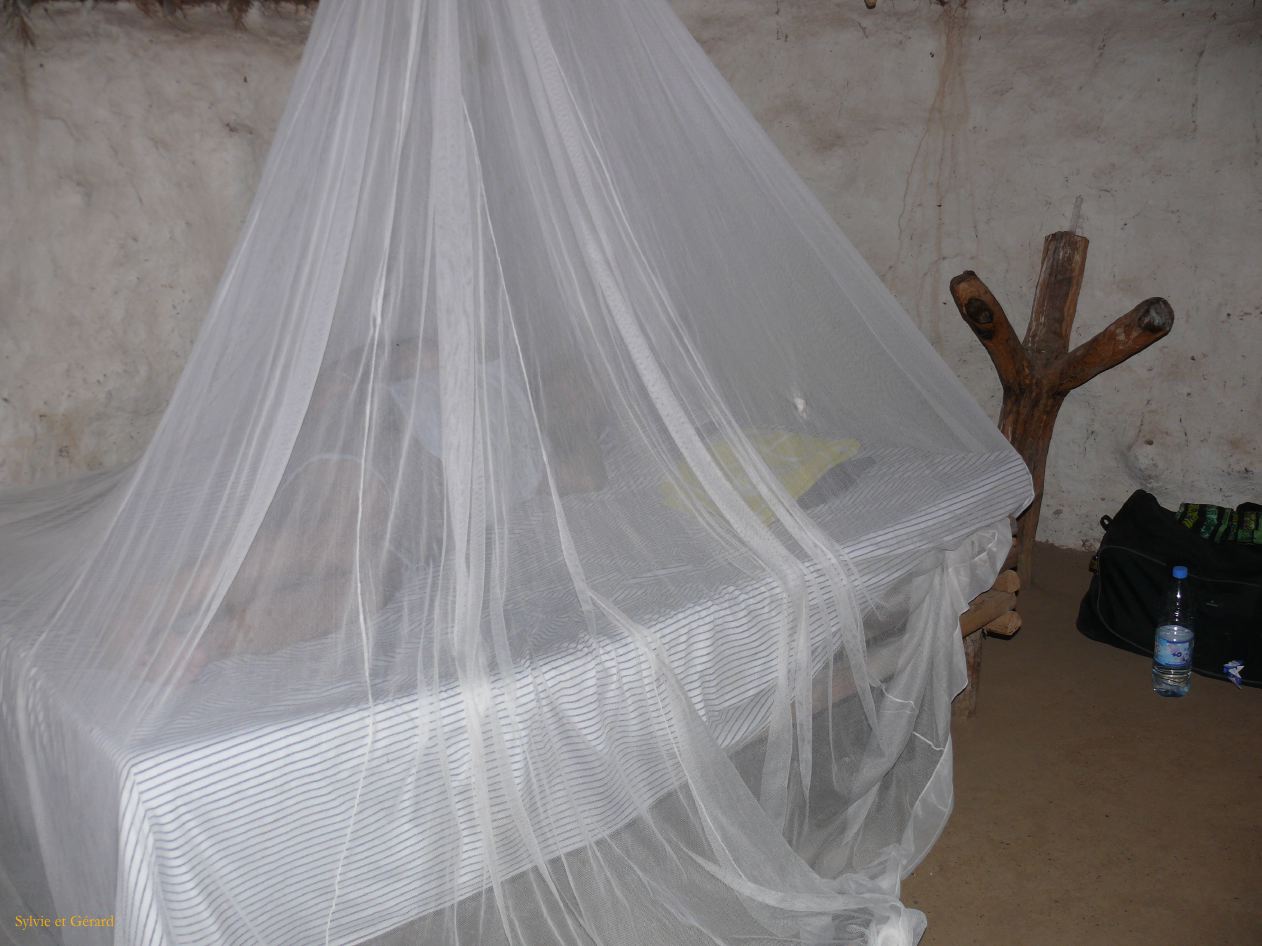 F 06 Village d'Ethiolo intérieur de la paillote