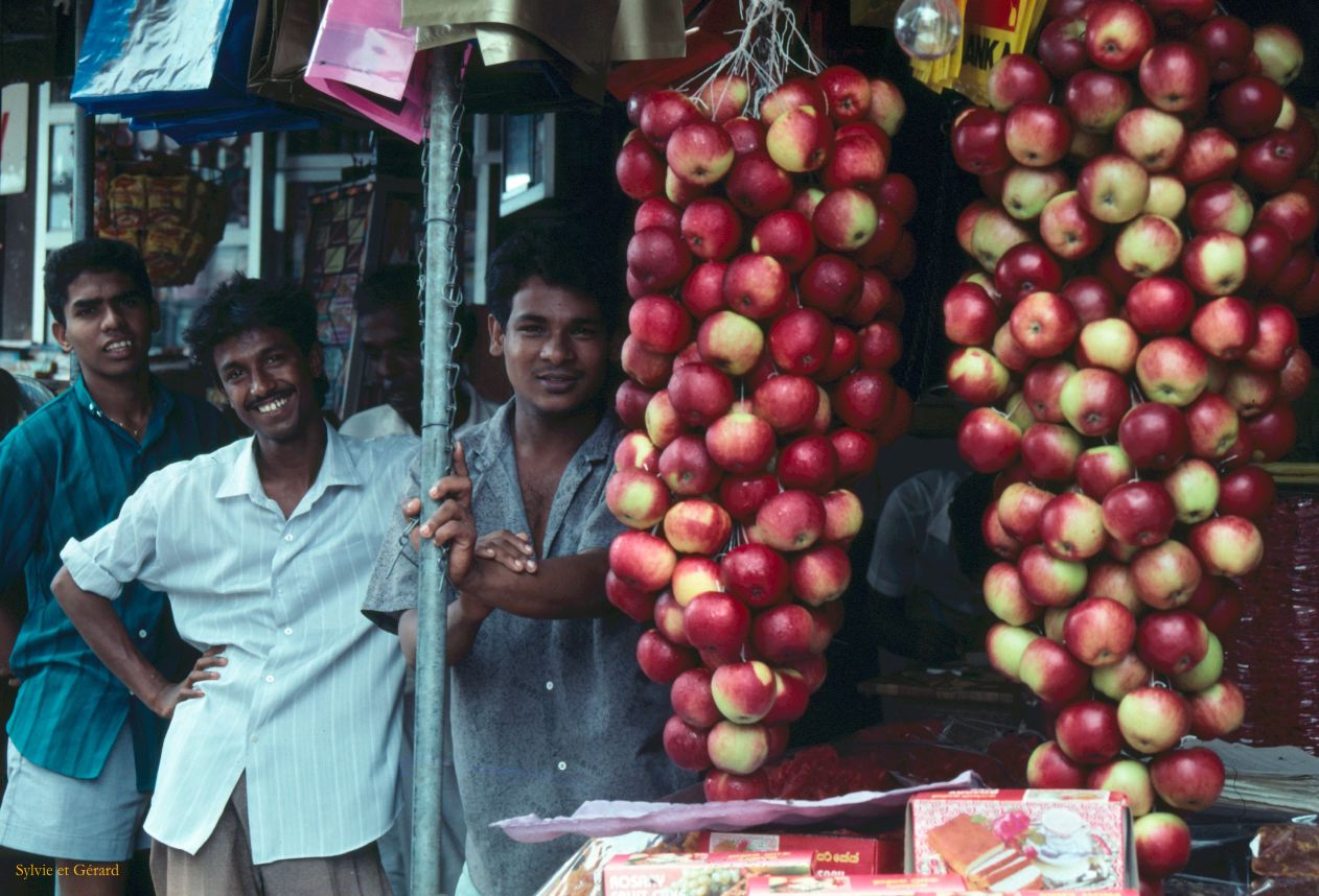 Sri Lanka 1990-015 marchands de fruits