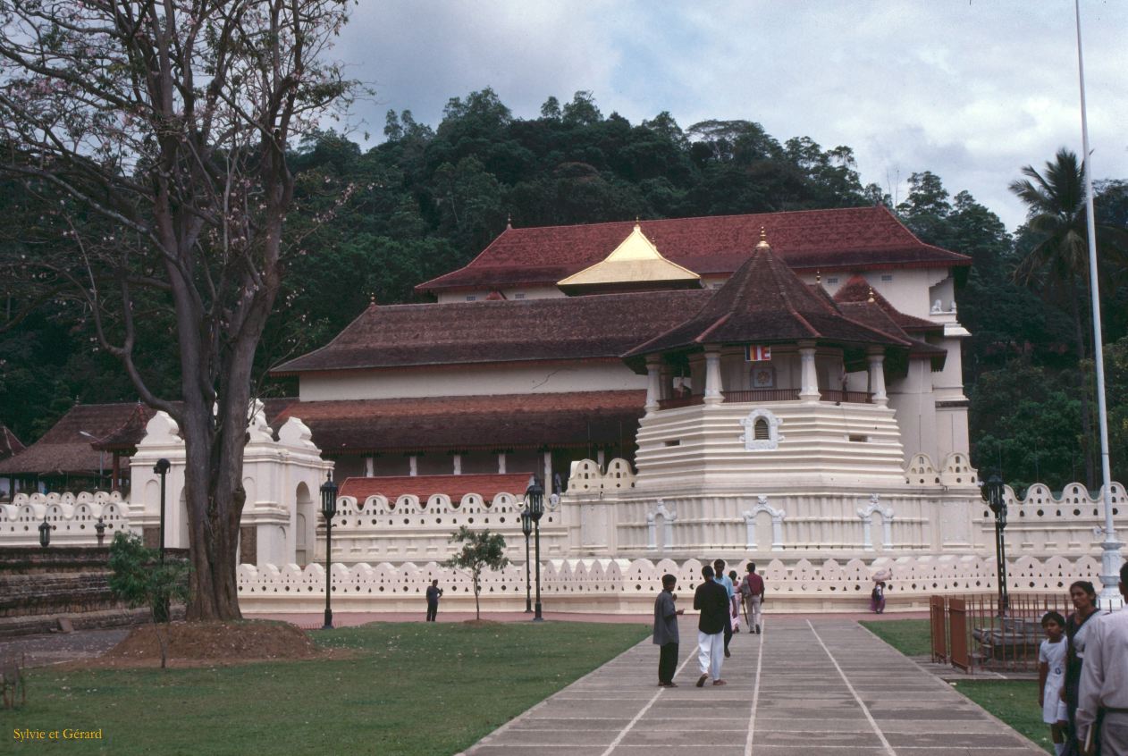 Sri Lanka 1990-159 Kandy temple de la dent