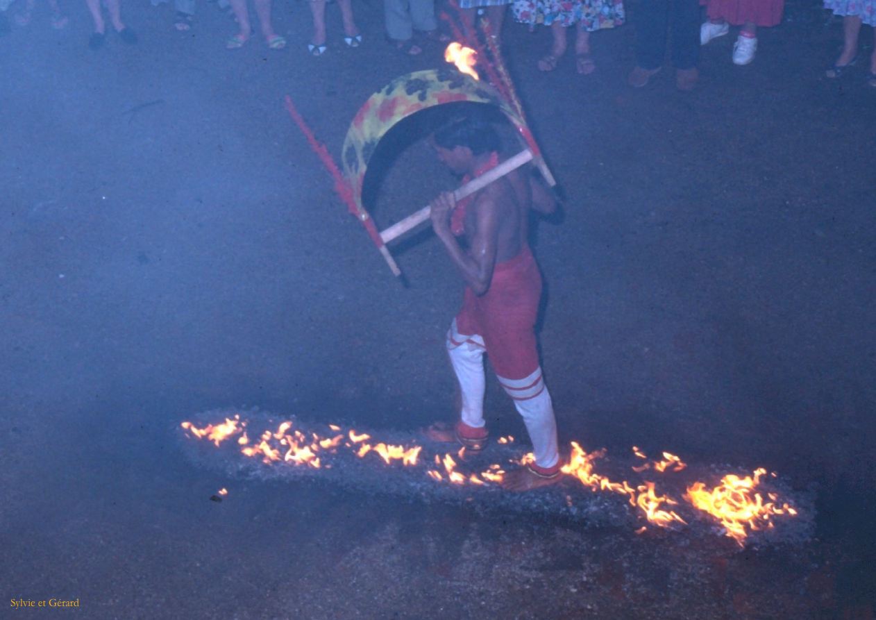 Sri Lanka 1990-187 marcheur sur braises