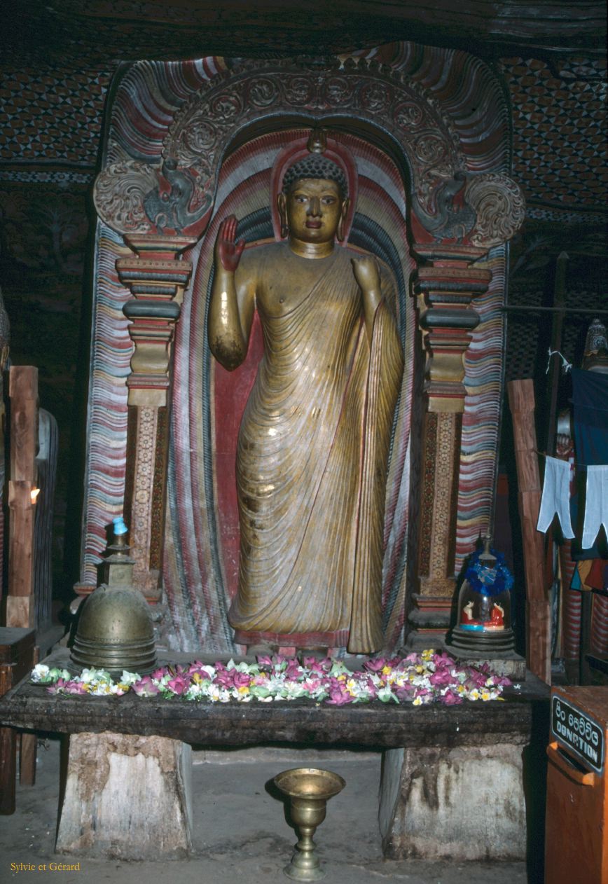 Sri Lanka 1990-203 Dambulla intérieur du temple