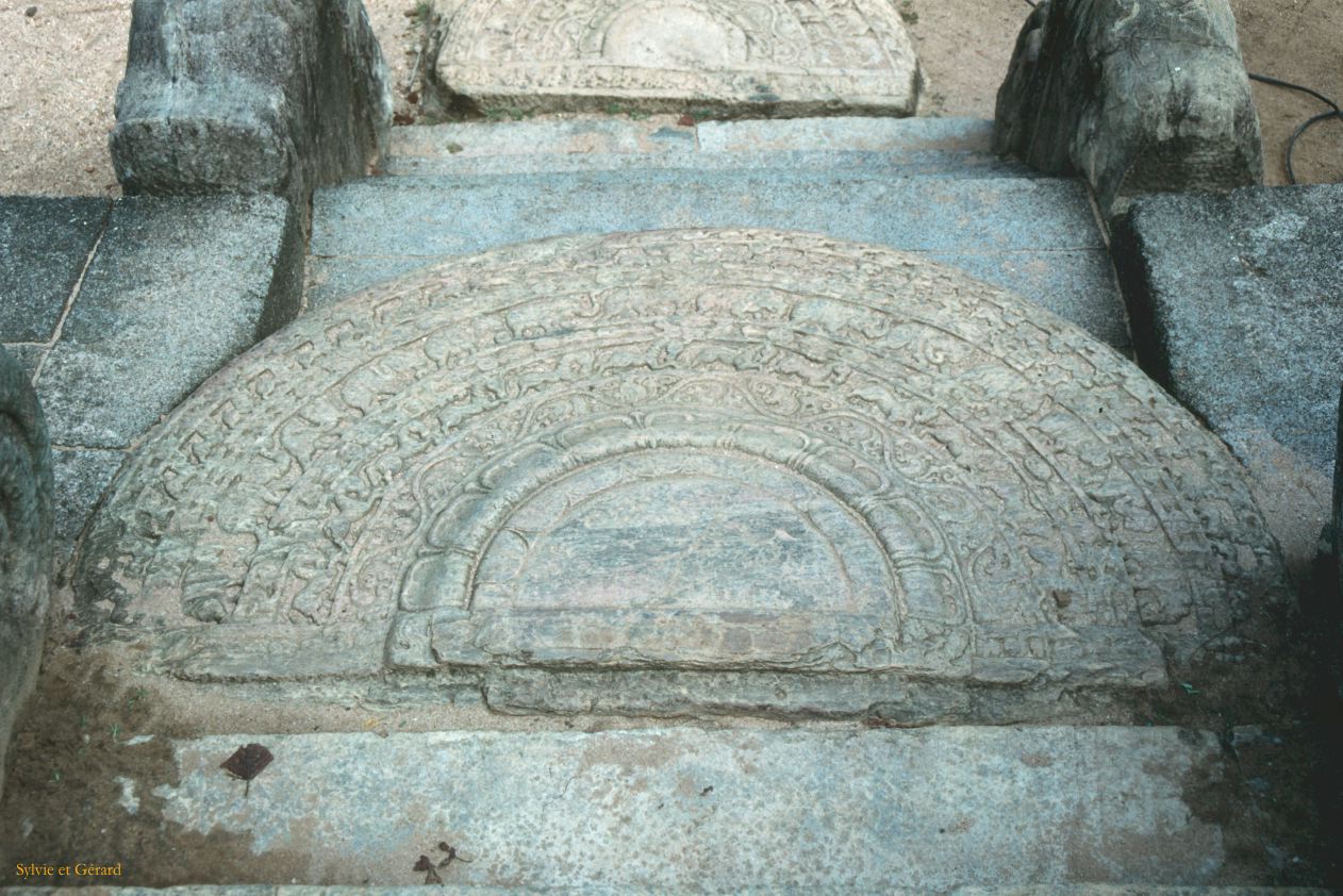 Sri Lanka 1990-218 Polonawura le Vatadage pierre de lune