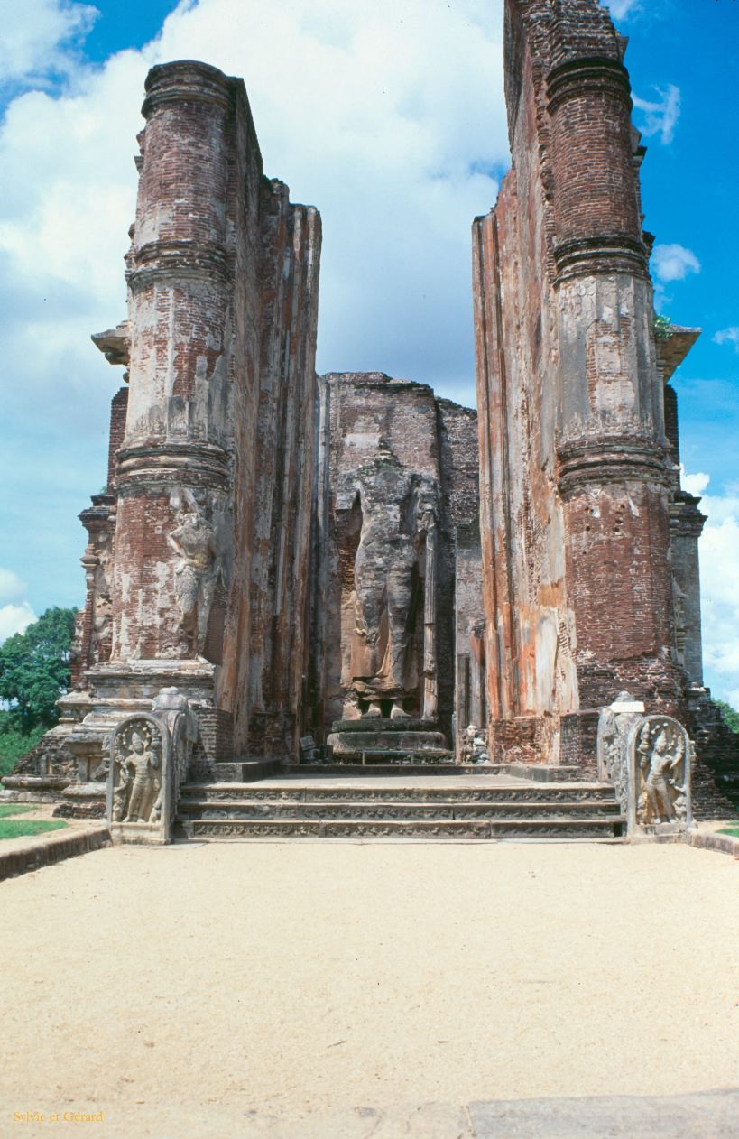 Sri Lanka 1990-225 Polonawura Lankatilaka Vihara