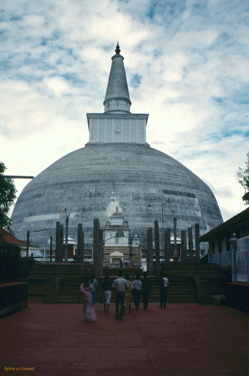 Sri Lanka 1990-256 Anuradhapura stupa