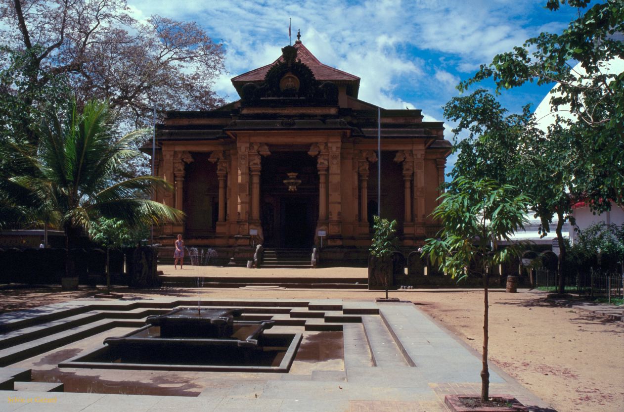 Sri Lanka 1990-029 Colombo temple de Kelanya