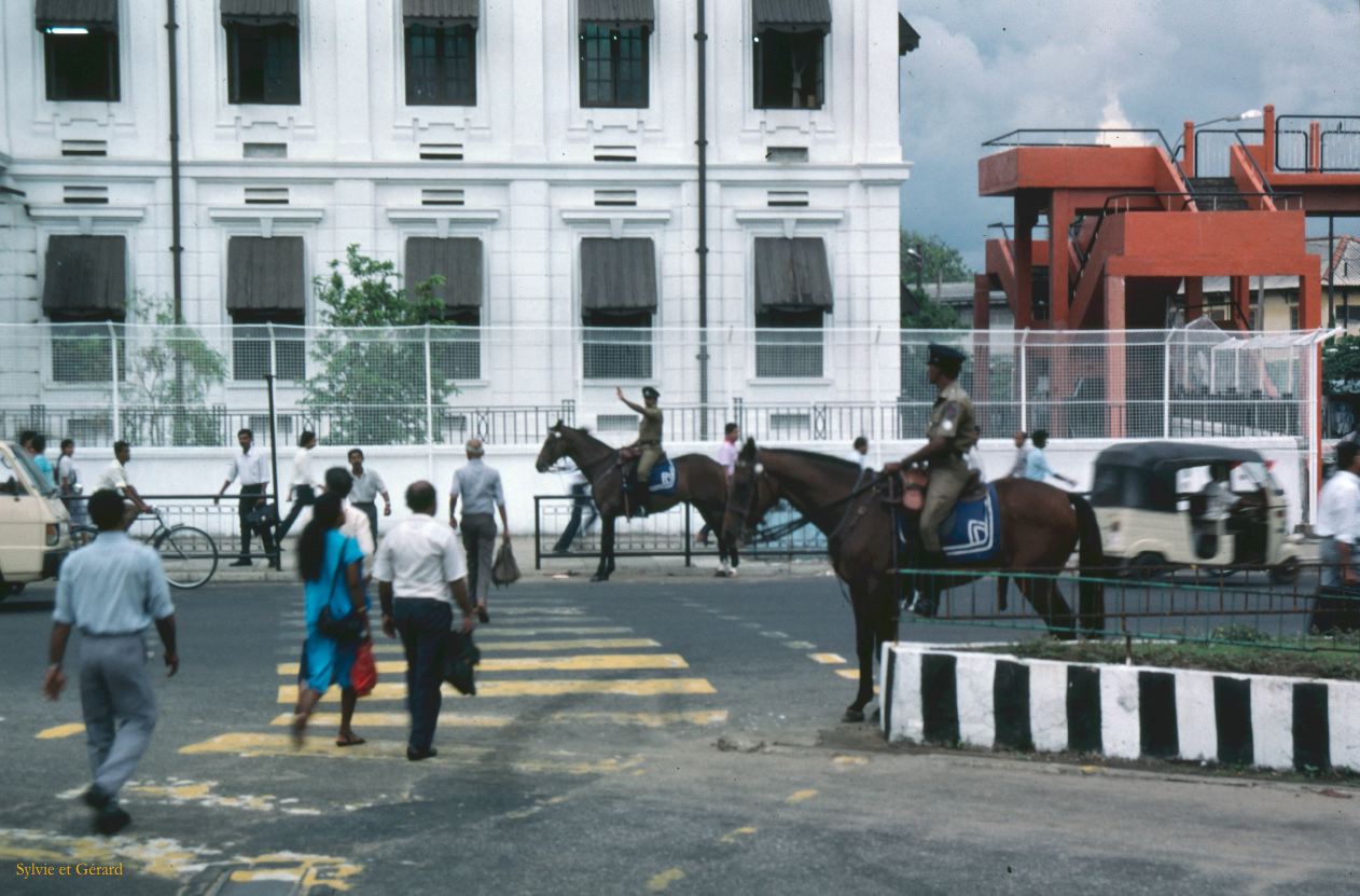 Sri Lanka 1990-005 Colombo police montée