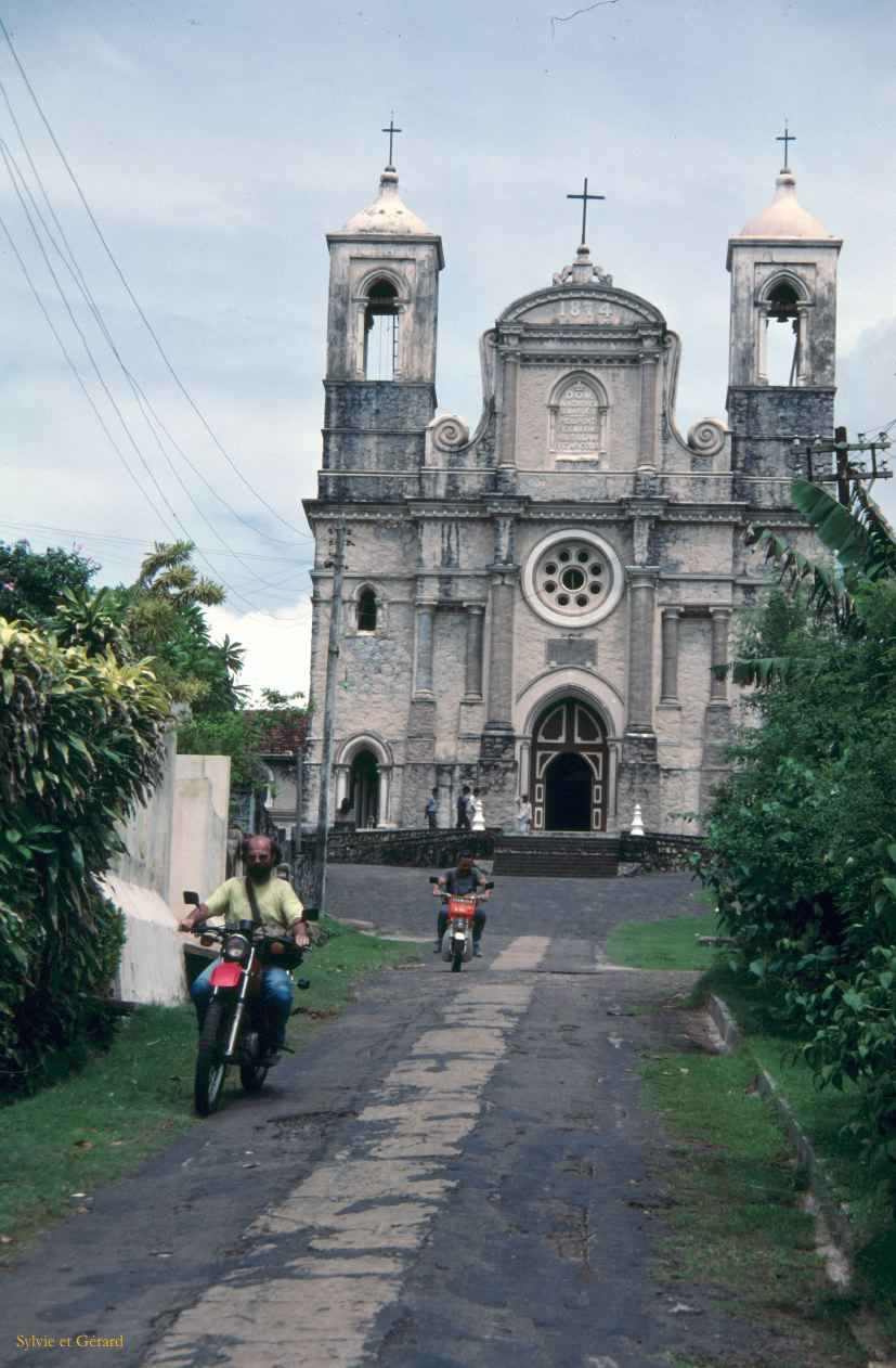 Sri Lanka 1990-059 église de Galle Gérard et Bilou en motos