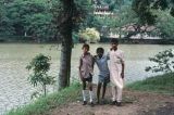 Sri Lanka 1990-165 enfants au bord du lac