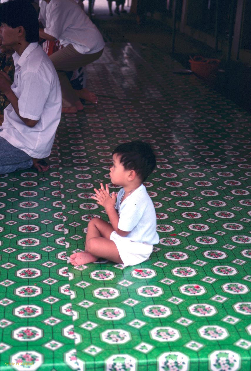 Bangkok jeune graçon en prières Thaïlande -042