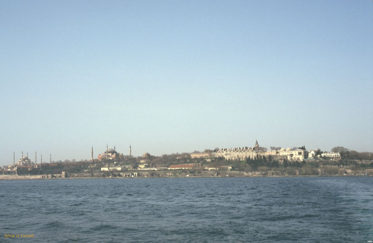 Turquie 2000-087  Istanbul  le Bosphore vers l'orient