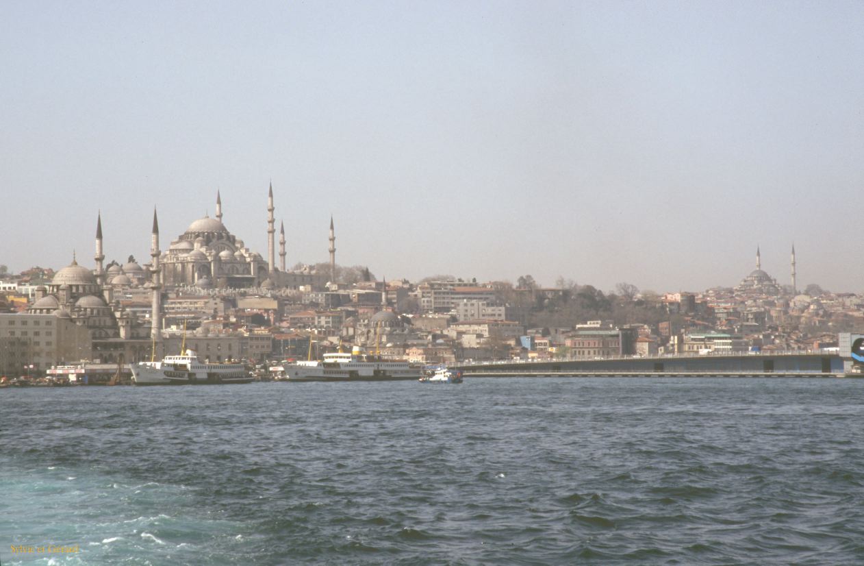 Turquie 2000-088  Istanbul  le Bosphore vers l'orient