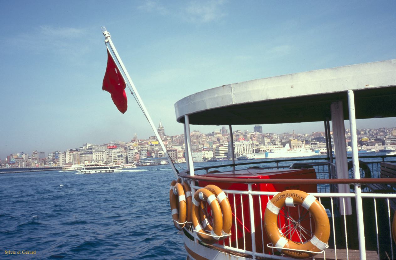 Turquie 2000-092  Istanbul  le Bosphore vers l'orient