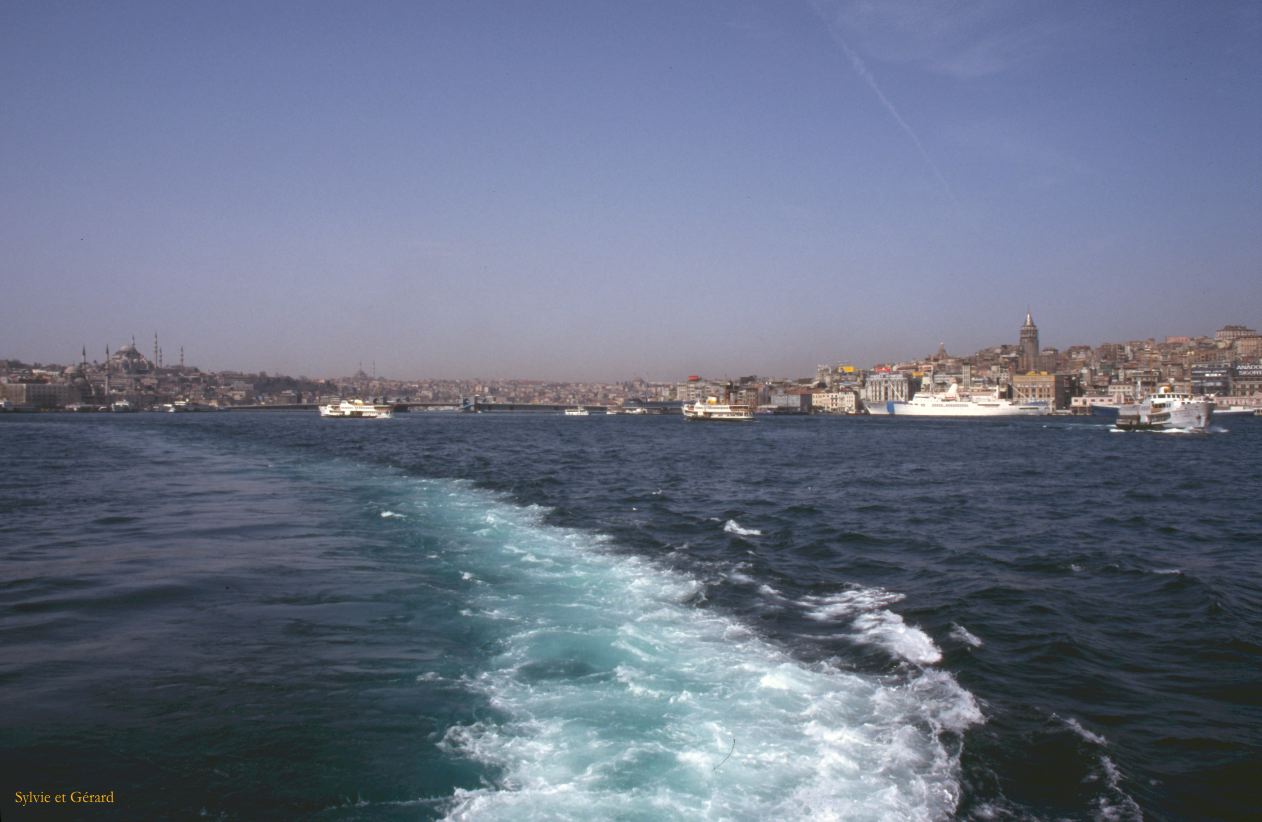 Turquie 2000-093  Istanbul  le Bosphore vers l'orient