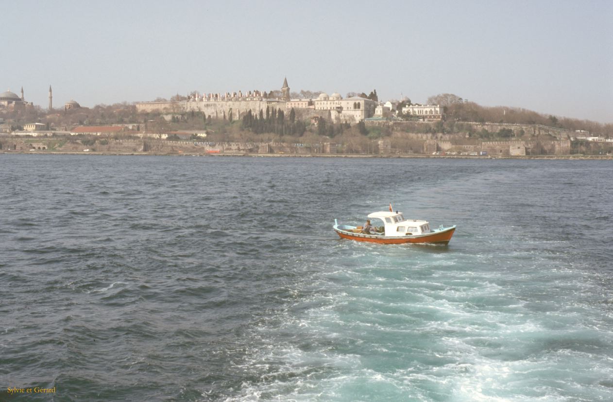 Turquie 2000-095  Istanbul  le Bosphore vers l'orient