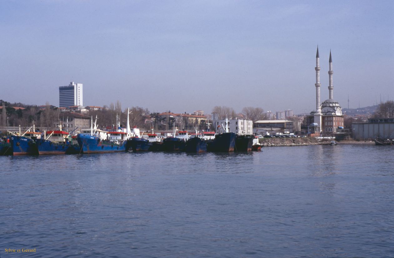 Turquie 2000-097  Istanbul  le Bosphore vers l'orient