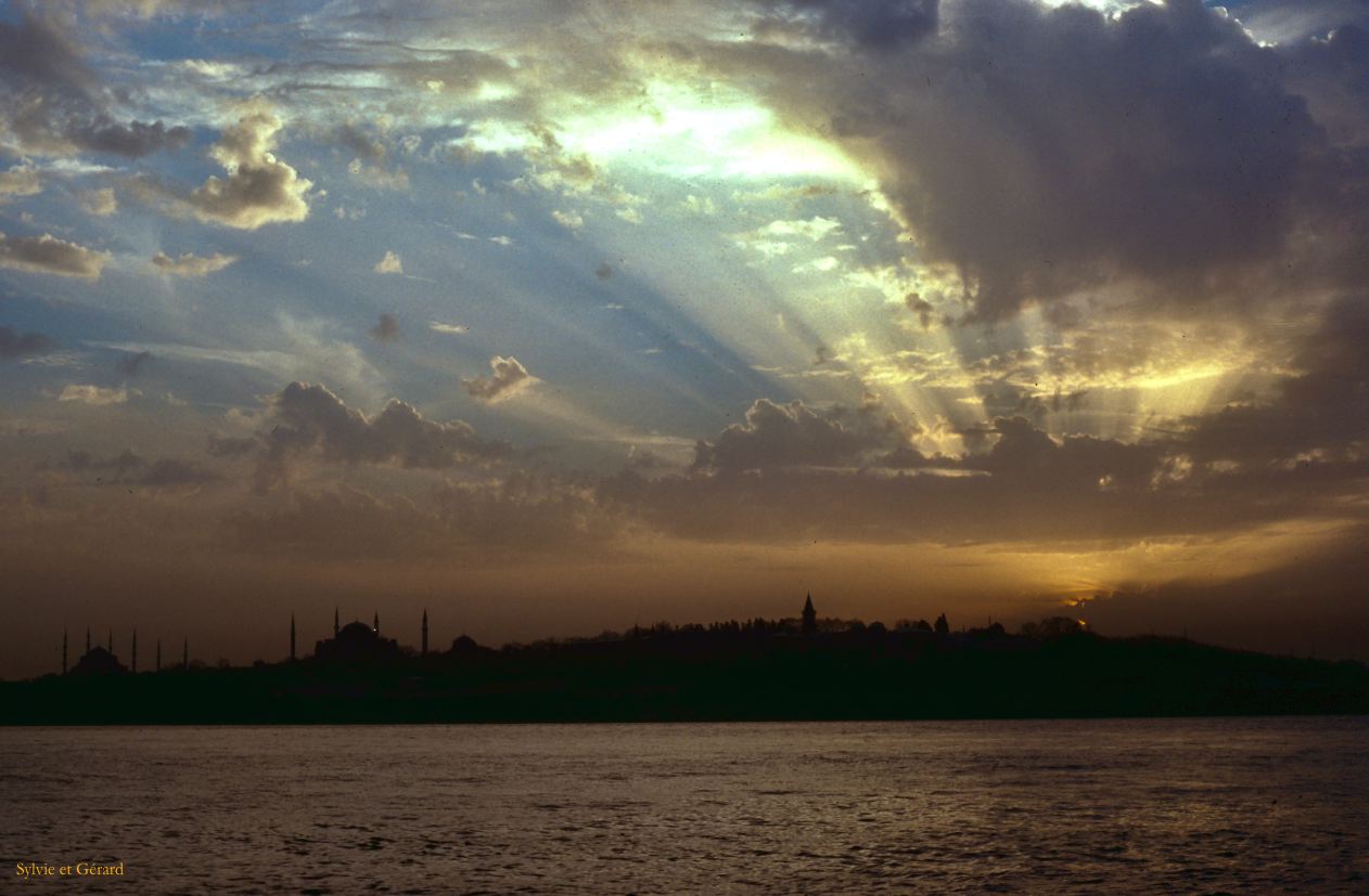 Turquie 2000-107  Istanbul  coucher de soleil sur le Bosphore