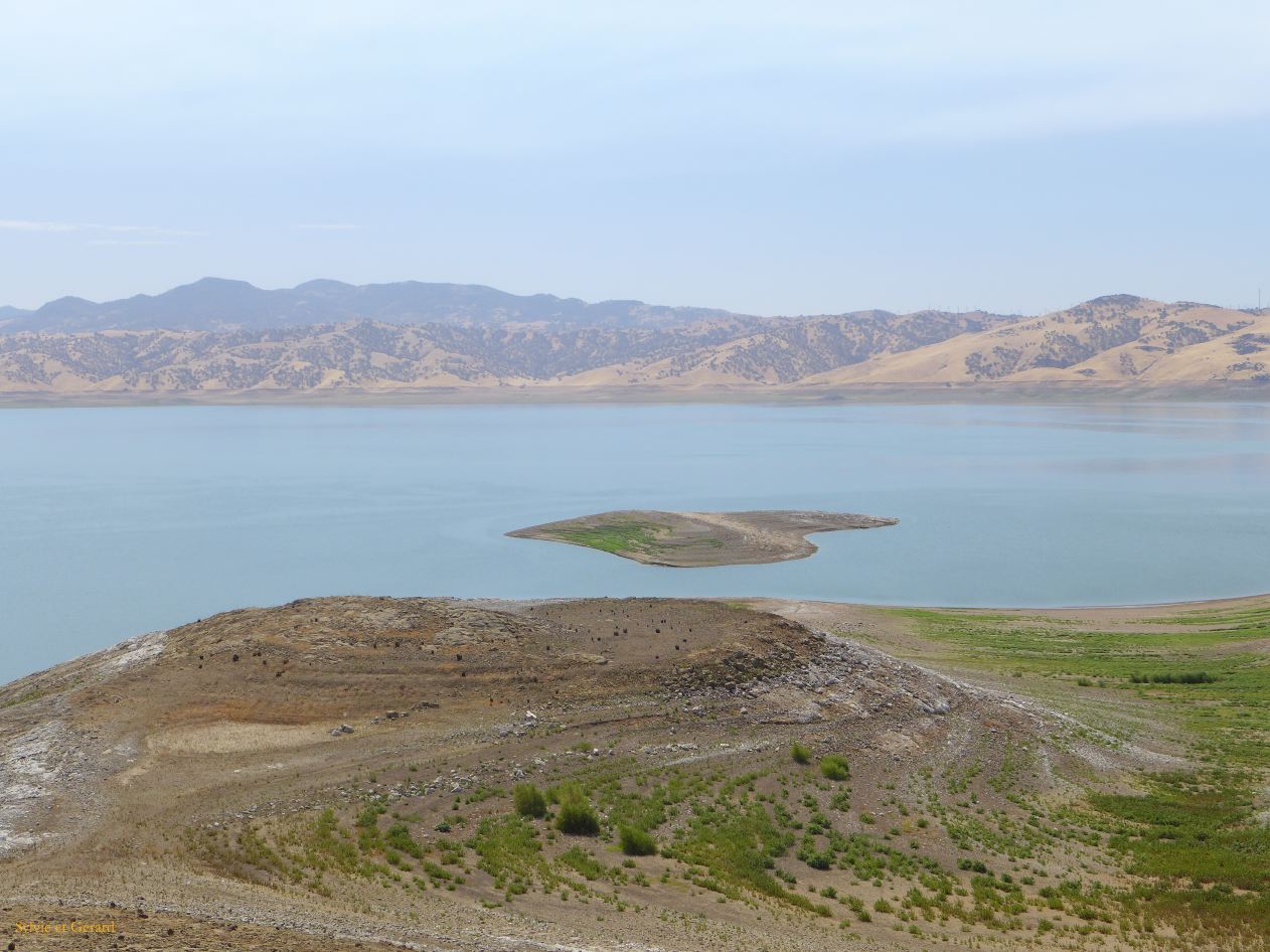 I 02 San Luis Reservoir du State Water Project qui s'étend sur 900 km du nord au sud de la Californie