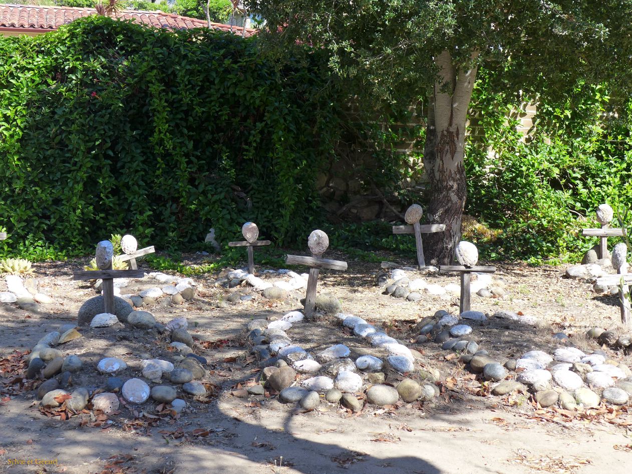 N 10 Monterey Carmel des coquilles d'ormeaux ornent les tombes 