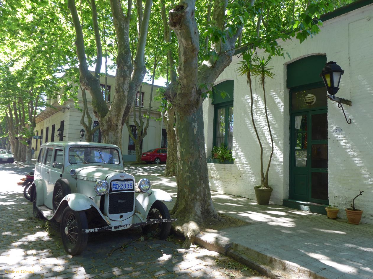Posada del Flor et la voiture blanche à l'angle de la rue