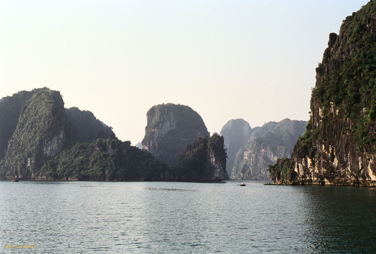Vietnam 1994-030 baie d'Halong 