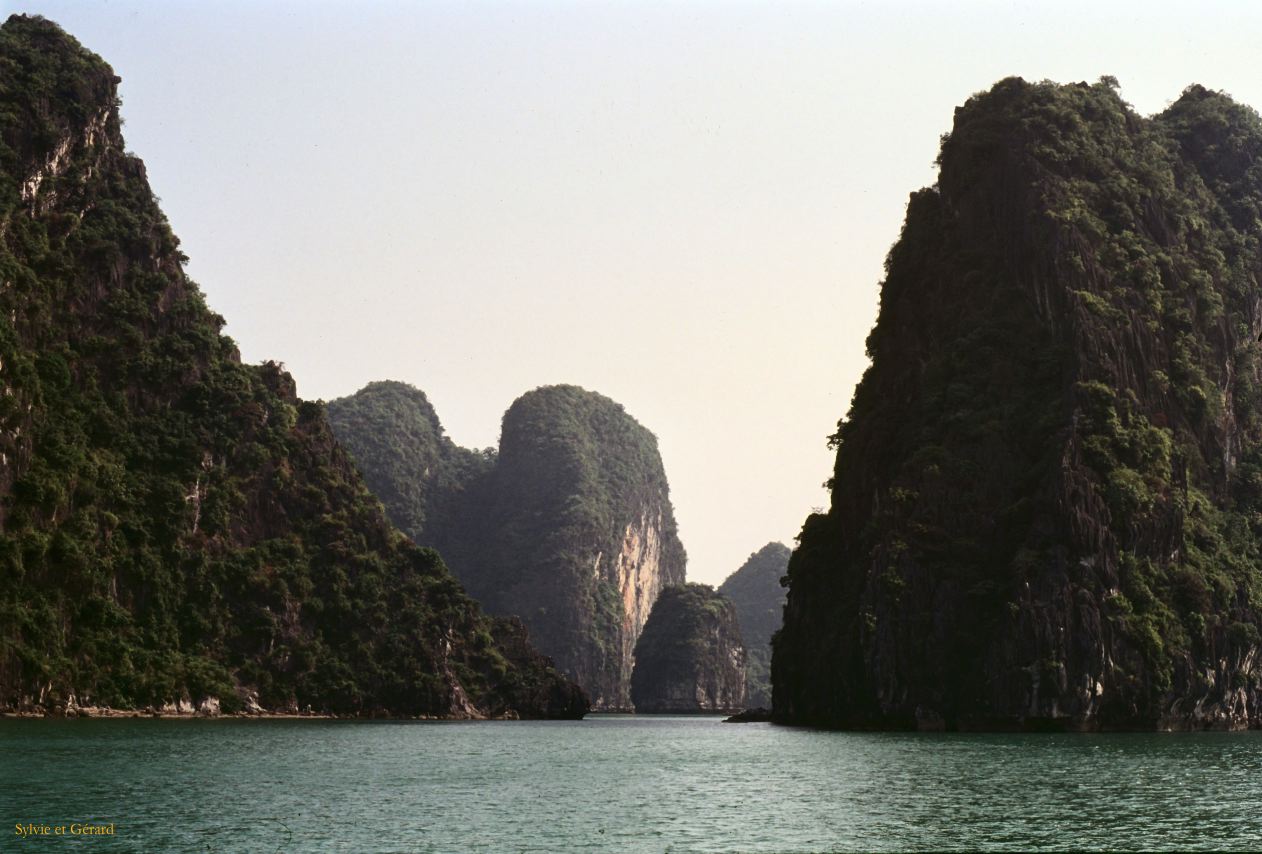 Vietnam 1994-035 baie d'Halong 